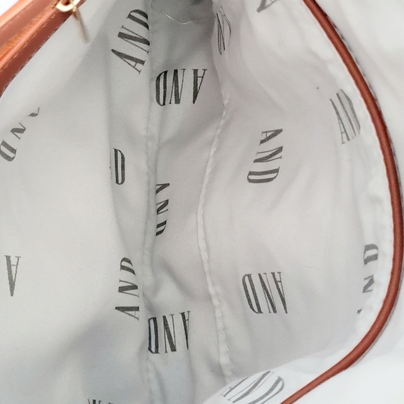 NWOT AND 100% Vegan Small Crossbody Purse with Gold Chain Strap Detail - Picture 9 of 9